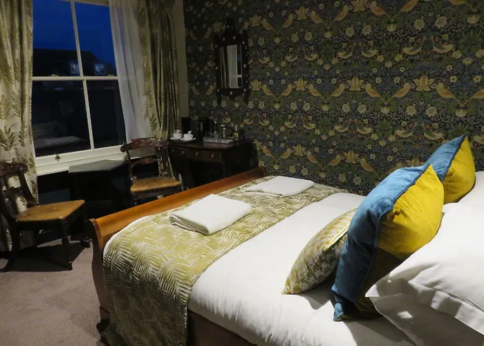 Hotel: The Cardinals Hat